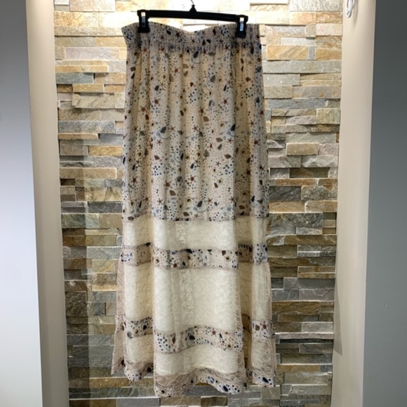 Hazel Printed Maxi Skirt With Lace Panels - Picture 5 of 6